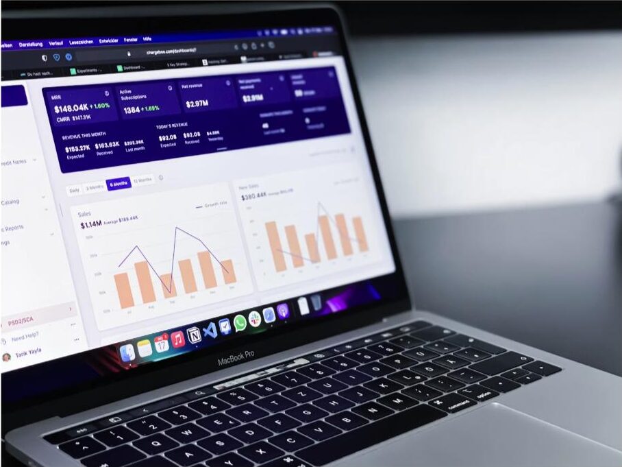 Laptop met dashboard en analytics, symbool voor integratie met CRM en bedrijfssystemen